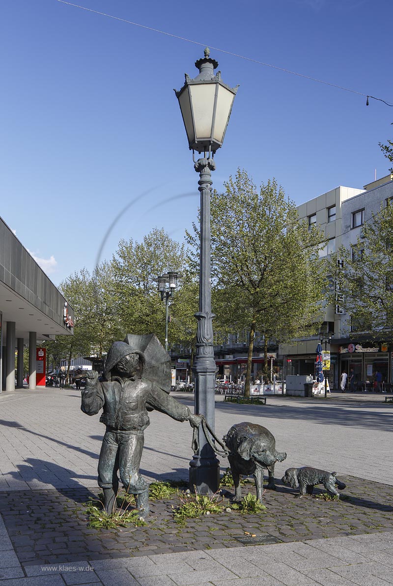 Remscheid, Obere Alleestrasse, Skulpturengruppe um Laterne; Remscheid, Obere Alleestrasse, group of sculptures around a lantern.