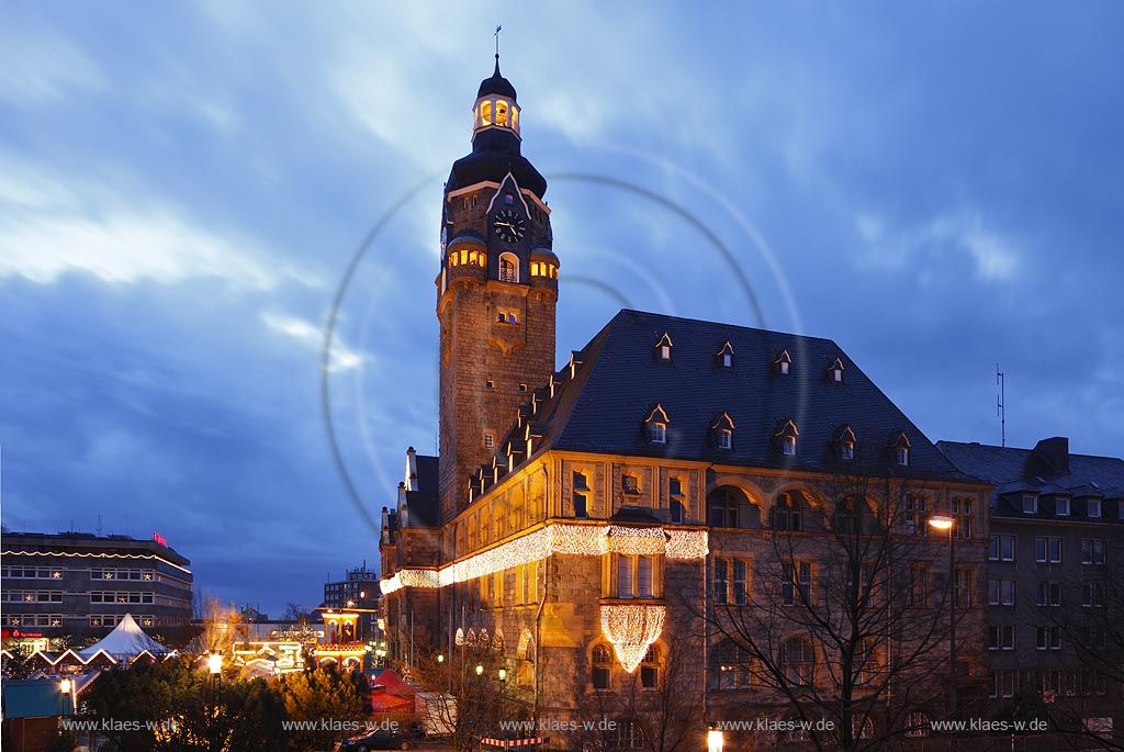 Remscheid Blick zum Rathaus, seitlich waehrend der blauen Stunde, Himmel mit Wolken, Gebaude weihnachtlich illuminiert, Weihnachsmarkt; Guildhall of Remscheid atChristmas time illuminated during blue hour