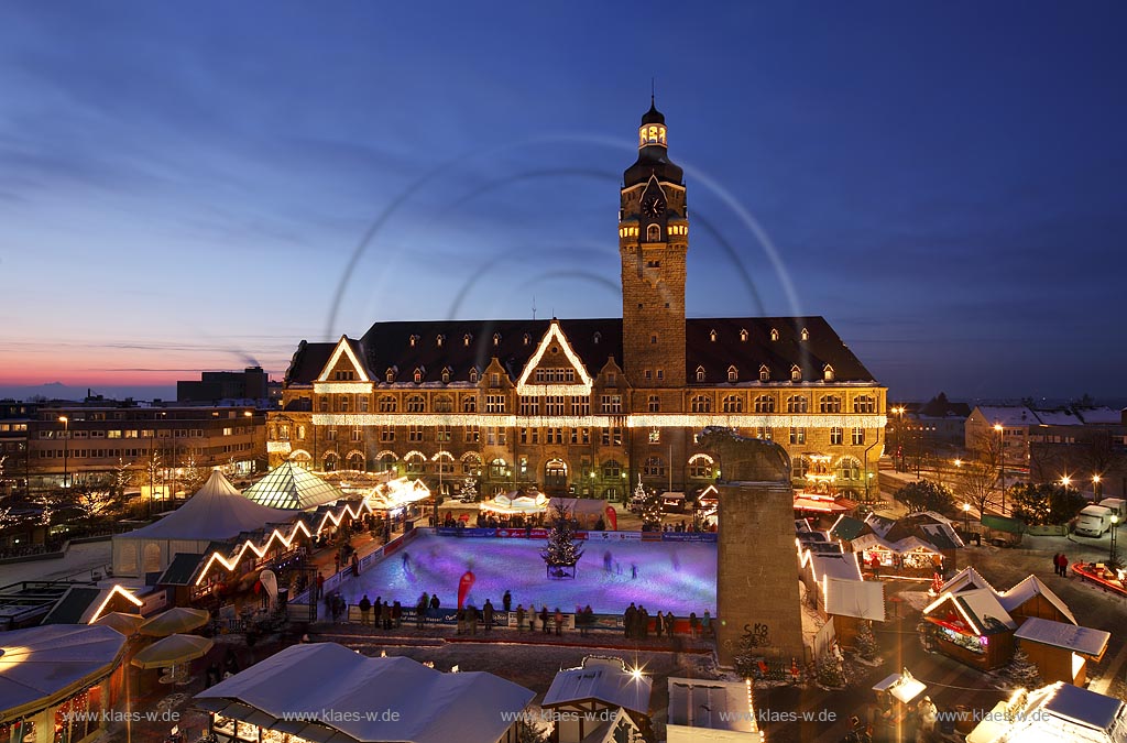 Remscheid Blick ueber den Markt mit Weihnachtsmarkt und Eislaufbahn, Schlittschuhbahn zum Rathaus, frontal waehrend der blauen Stunde, klarer Himmel in Abenstimmung mit Abendrot,  illuminiert; Guildhall of Remscheid with Christmas market illuminated during blue hour