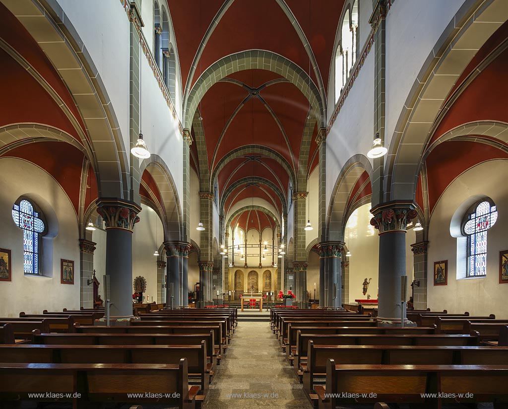 Remscheid Innenstadt, katholische St. Suitbertus-Kirche, eine neuromanische, dreischiffige Basilika, Blick durchs Langhaus zum Altar; Remscheid Innenstadt, catholic church St. Suitbertus-Kirche, view through the nave to the altar.