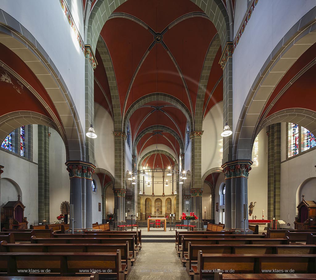 Remscheid Innenstadt, katholische St. Suitbertus-Kirche, eine neuromanische, dreischiffige Basilika, Blick durchs Langhaus zum Altar; Remscheid Innenstadt, catholic church St. Suitbertus-Kirche, view through the nave to the altar.