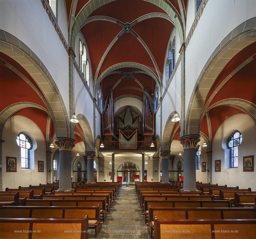 Remscheid Innenstadt, katholische St. Suitbertus-Kirche, eine neuromanische, dreischiffige Basilika, Blick durchs Langhaus zur Orgelempore; Remscheid Innenstadt, catholic church St. Suitbertus-Kirche, view through the nave to the organ loft.