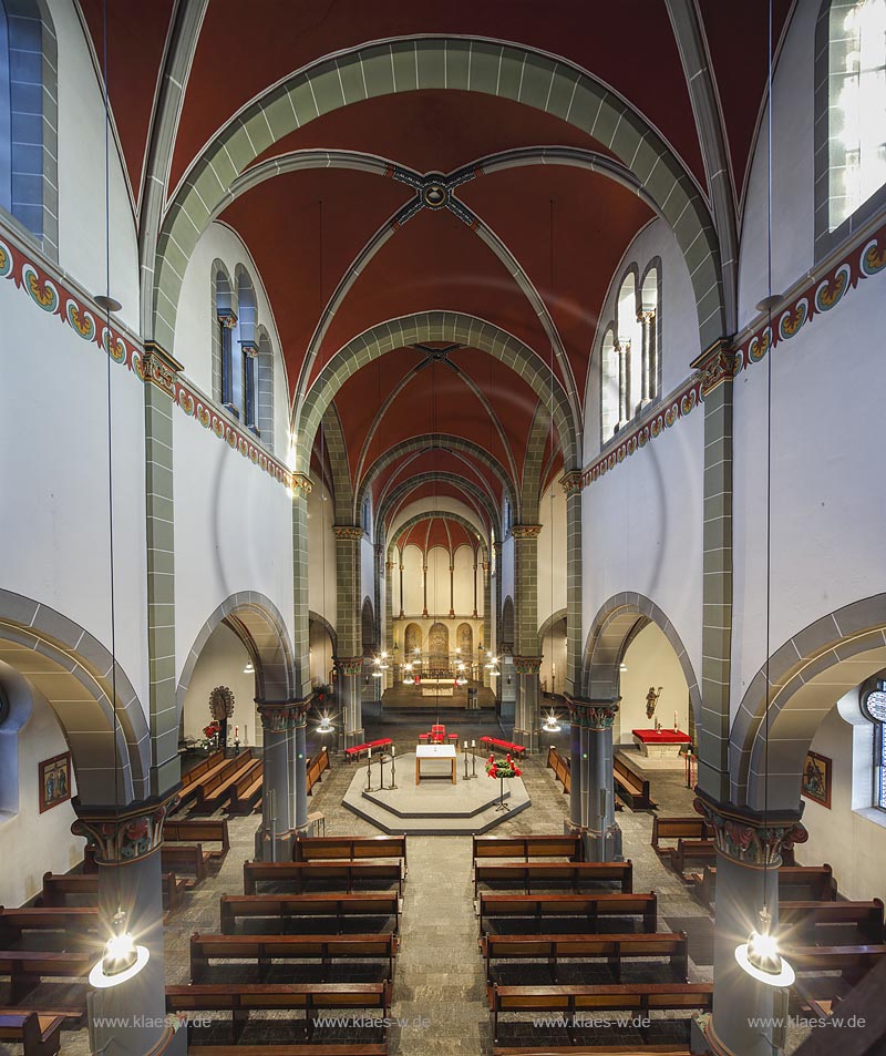 Remscheid Innenstadt, katholische St. Suitbertus-Kirche, eine neuromanische, dreischiffige Basilika, Blick von der Orgelempore zum Altar; Remscheid Innenstadt, catholic church St. Suitbertus-Kirche, view from the organ loft to the altar.