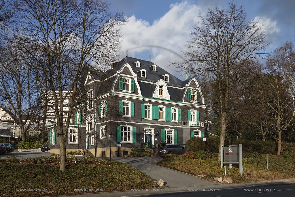 Remscheid Innenstadt, Villa Paulus, Baujahr 1907/08 als Wohnhaus von Paul Boeker. Neubergische Ornamente bestimmen die Fassadengestaltung des Baudenkmals, Mansarddach. Heute beherbetgt die Villa ein Restaurant und Hotel, Mitglied "Bergische Gastlichkeit"; Remscheid Innenstadt, mansion Villa Paulus.