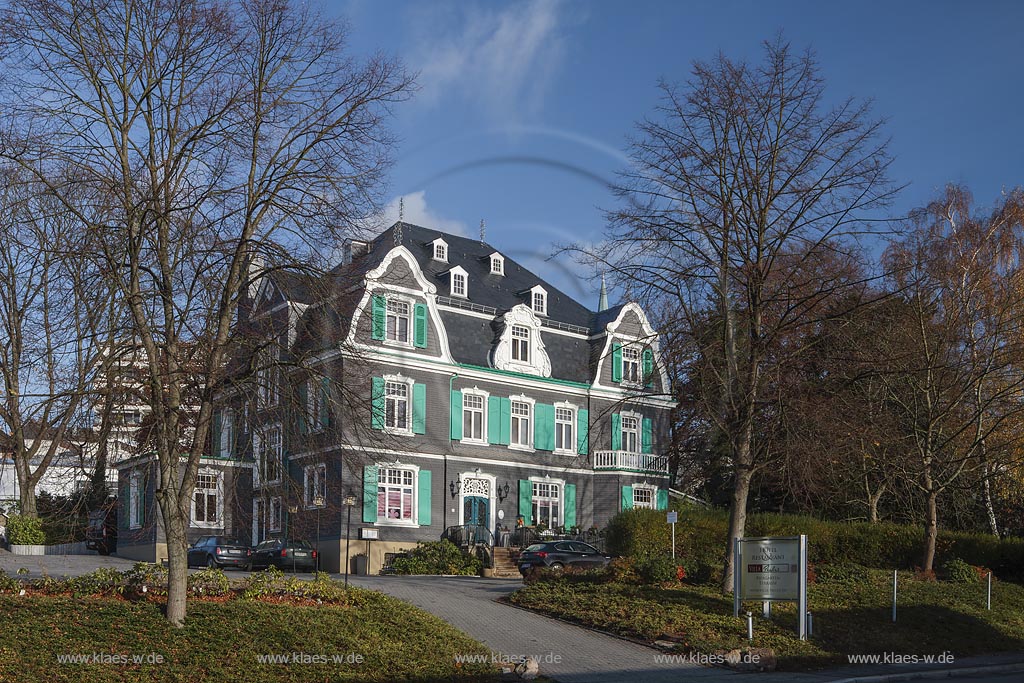 Remscheid Innenstadt, Villa Paulus, Baujahr 1907/08 als Wohnhaus von Paul Boeker. Neubergische Ornamente bestimmen die Fassadengestaltung des Baudenkmals, Mansarddach. Heute beherbetgt die Villa ein Restaurant und Hotel, Mitglied "Bergische Gastlichkeit"; Remscheid Innenstadt, mansion Villa Paulus.