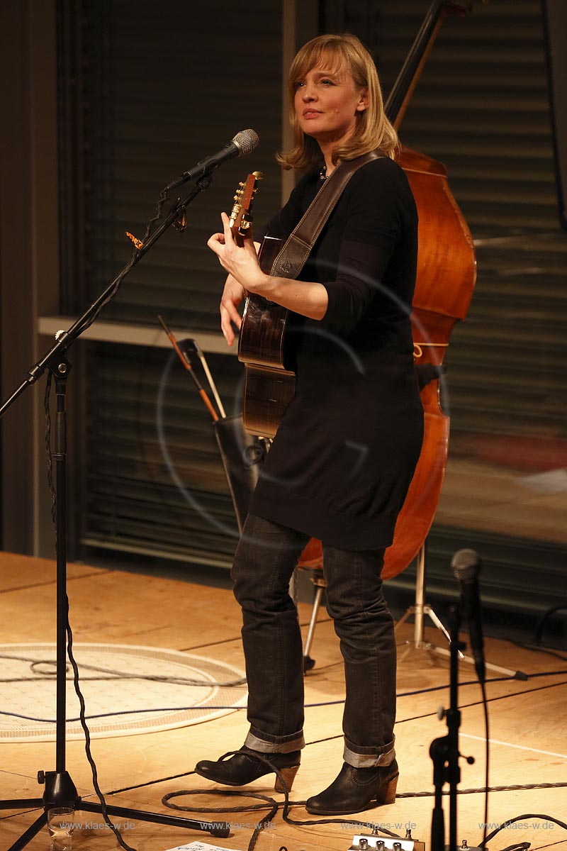 Remscheid, Akademie Remscheid, Internationales Bergisches Gitarrenfestival Gitarre '13, Christina Lux, Gesang und Gitarre; Remscheid academy, guitar festival, Christina Lux.