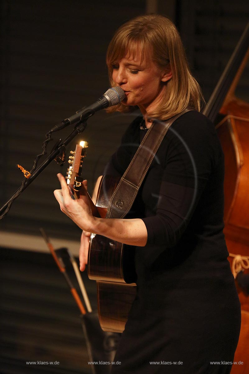 Remscheid, Akademie Remscheid, Internationales Bergisches Gitarrenfestival Gitarre '13, Christina Lux, Gesang und Gitarre; Remscheid academy, guitar festival, Christina Lux.