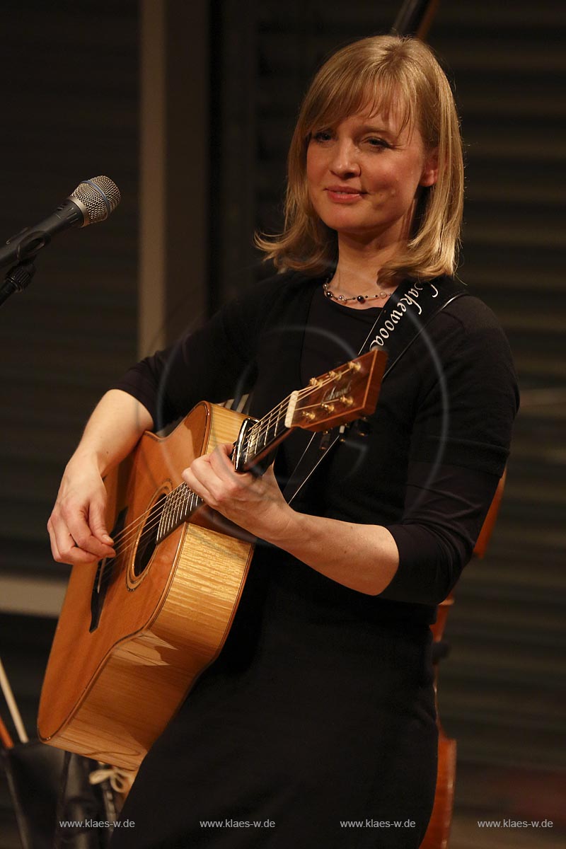 Remscheid, Akademie Remscheid, Internationales Bergisches Gitarrenfestival Gitarre '13, Christina Lux, Gesang und Gitarre; Remscheid academy, guitar festival, Christina Lux.