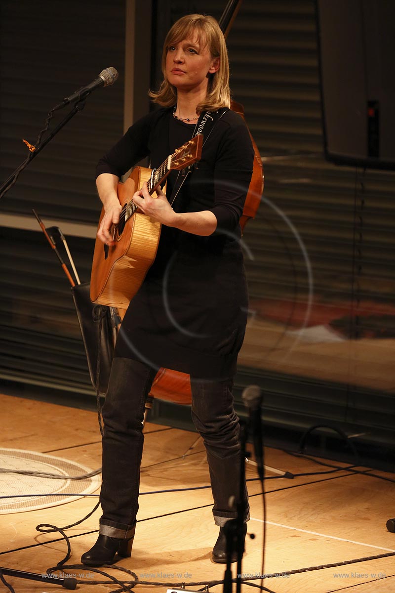 Remscheid, Akademie Remscheid, Internationales Bergisches Gitarrenfestival Gitarre '13, Christina Lux, Gesang und Gitarre; Remscheid academy, guitar festival, Christina Lux.