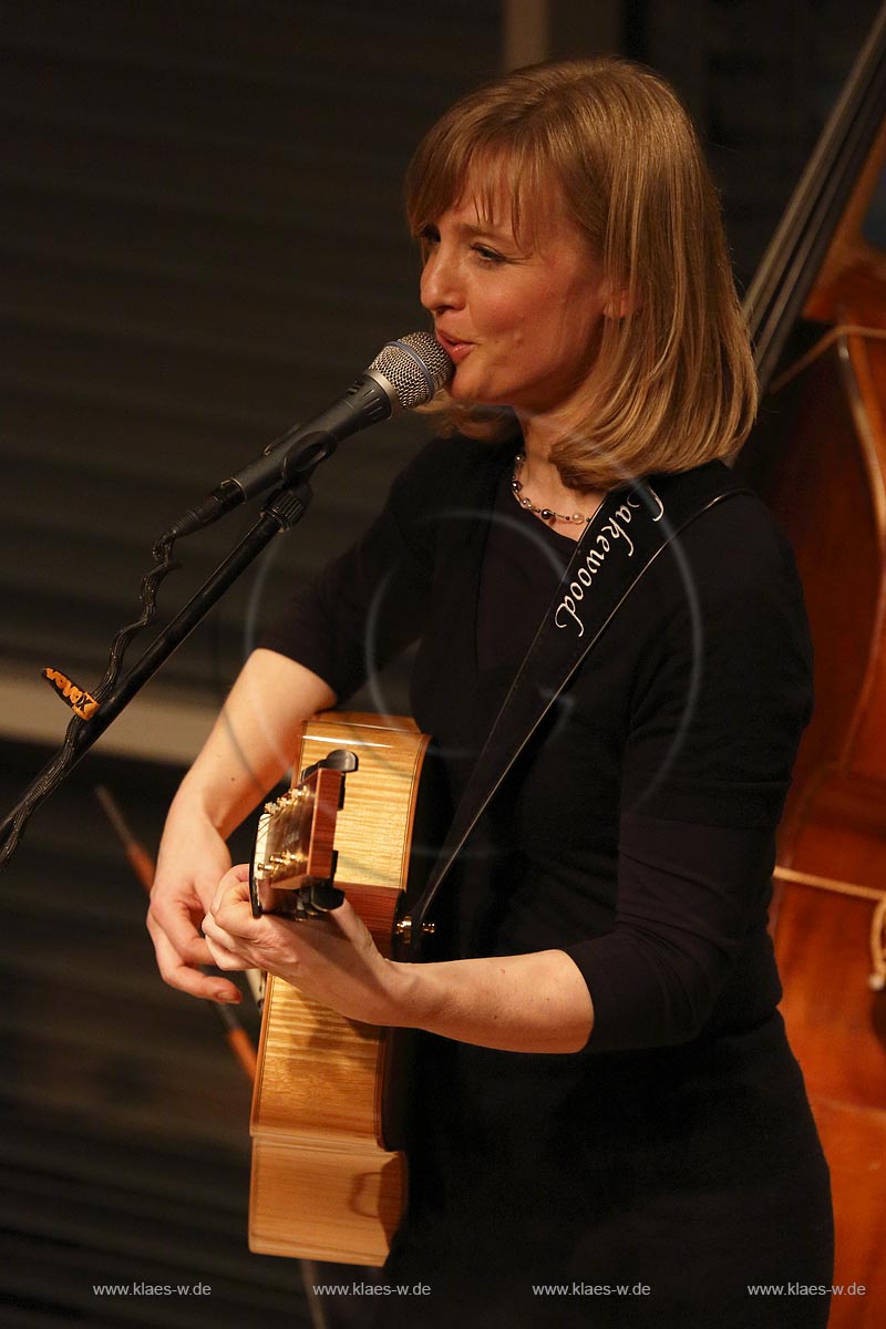 Remscheid, Akademie Remscheid, Internationales Bergisches Gitarrenfestival Gitarre '13, Christina Lux, Gesang und Gitarre; Remscheid academy, guitar festival, Christina Lux.