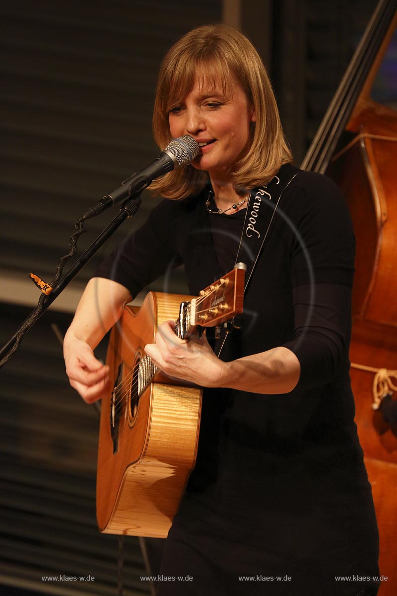 Remscheid, Akademie Remscheid, Internationales Bergisches Gitarrenfestival Gitarre '13, Christina Lux, Gesang und Gitarre; Remscheid academy, guitar festival, Christina Lux.