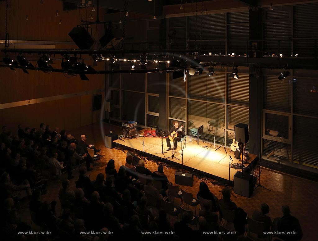 Remscheid, Akademie Remscheid, Internationales Bergisches Gitarrenfestival Gitarre '13, Han Jonkers, Blick mit Buehne und Publikum; Remscheid academy, guitar festival, Han Jonkers.