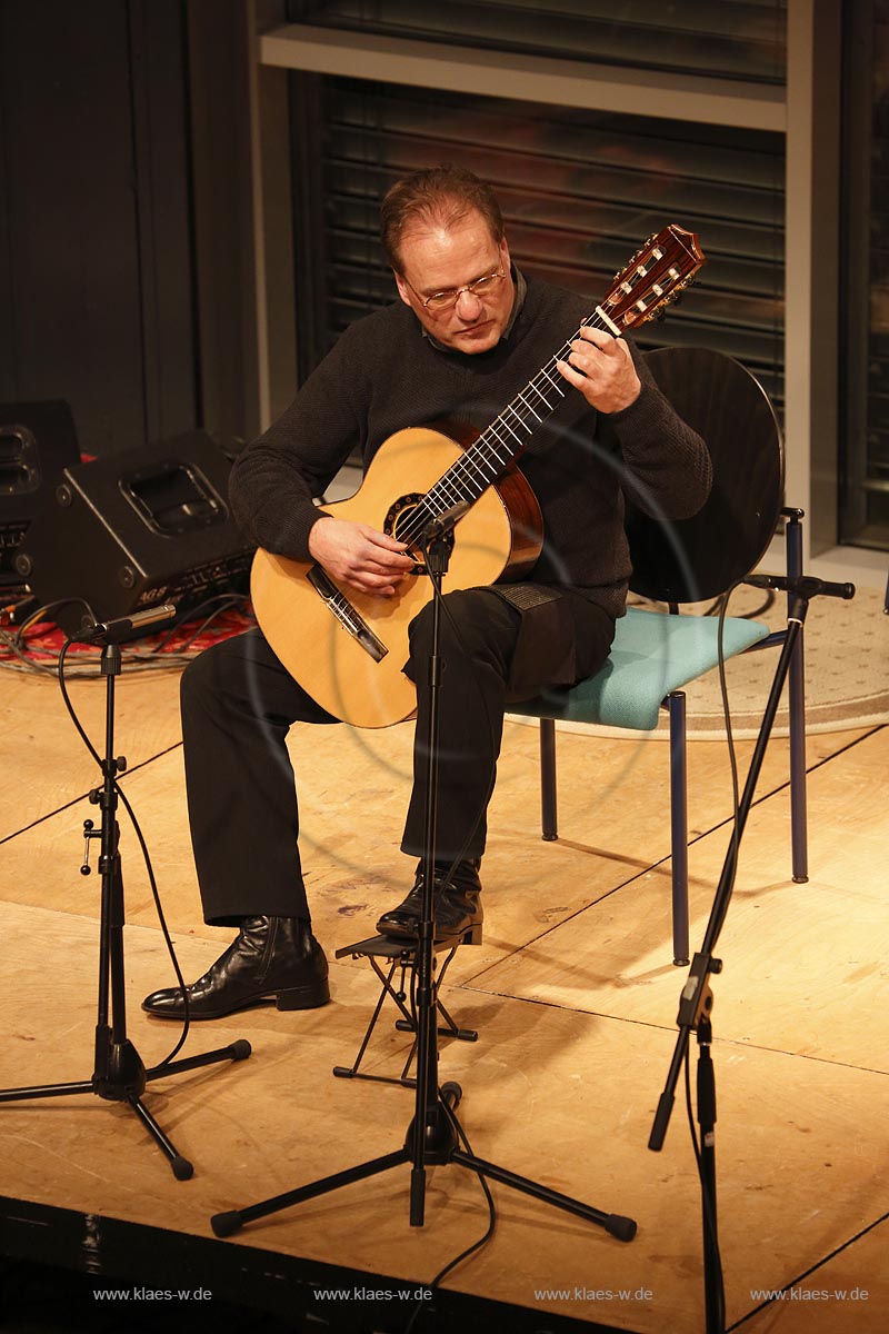 Remscheid, Akademie Remscheid, Internationales Bergisches Gitarrenfestival Gitarre '13, Han Jonkers; Remscheid academy, guitar festival, Han Jonkers.