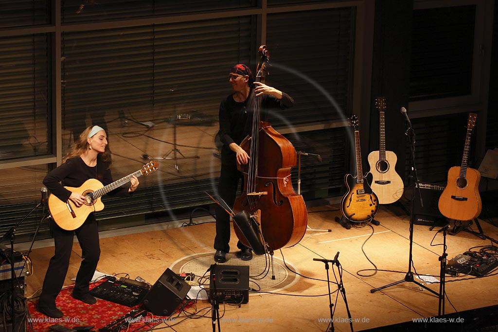 Remscheid, Akademie Remscheid, Internationales Bergisches Gitarrenfestival Gitarre '13, Susan Weinert, Gitarre und  Martin Weinert, Kontrabass; Remscheid academy, guitar festival,  Susan Weinert, guitar and Martin Weinert, contrabass.