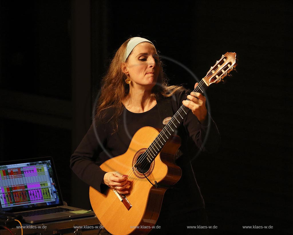 Remscheid, Akademie Remscheid, Internationales Bergisches Gitarrenfestival Gitarre '13, Susan Weinert, Gitarre; Remscheid academy, guitar festival, Susan Weinert, guitar.