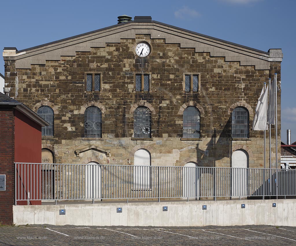 Remscheid Bliedinghausen, Feilen- und Gussstahlfabrik Mannesmann, Mannesmannroehren-Werke, Baujahr: Mitte 19. Jahrhundert, symetrisch gestaltete Sandsteinfassade mit Werksuhr; Remscheid Bliedinghausen, factory Feilen- und Gussstahlfabrik Mannesmann, Mannesmannroehren-Werke.