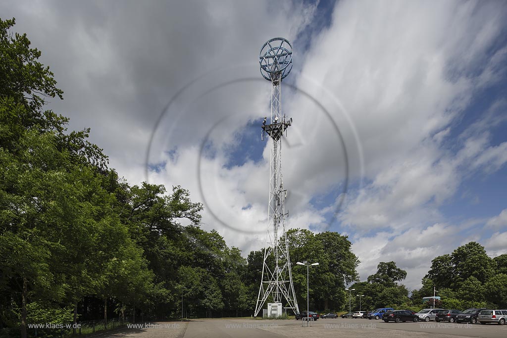 Remscheid Bliedinghausen, Mannesmann Turm, ueber einem dreieckigen Grundriss steigen drei sparsam dimensionierte Stahlrohre konkav. einge zogen nach oben auf, um sich in der Hoehe in die doppelte Kreisform des Markenzeichens "MW" auf den geringsten Abstand voneinander zu vereinigen. Regelmaessige Diagonal-Roehrenstreben fuellen diese Umrissgestalt ueber den Kreuzverbaenden des Sockelteils stabilisierend aus. Der Werbepylon ist am hoechsten Punkt 59 Meter hoch und wurde am 21.08.1961 in Betrieb genommen. Nach gegenwaertigem Kenntnisstand ist der Remscheider Turm das letzte nordrhein-westfaelische Beispiel seines Typs. Heute dient der Turm unter anderem als Sendemastanlage.Der an der Burger Strasse stehende "Mannesmann-Turm" wurde am 04.09.2002 in die Denkmalliste der Stadt Remscheid eingetragen; Remscheid Bliedinghausen, tower Mannesmann Turm.