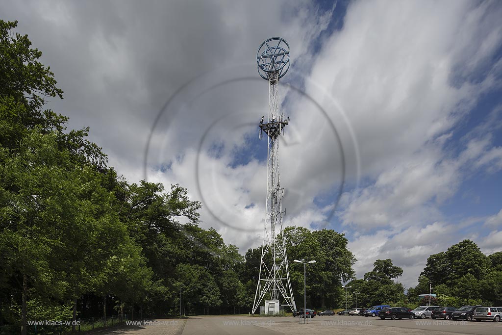Remscheid Bliedinghausen, Mannesmann Turm, ueber einem dreieckigen Grundriss steigen drei sparsam dimensionierte Stahlrohre konkav. einge zogen nach oben auf, um sich in der Hoehe in die doppelte Kreisform des Markenzeichens "MW" auf den geringsten Abstand voneinander zu vereinigen. Regelmaessige Diagonal-Roehrenstreben fuellen diese Umrissgestalt ueber den Kreuzverbaenden des Sockelteils stabilisierend aus. Der Werbepylon ist am hoechsten Punkt 59 Meter hoch und wurde am 21.08.1961 in Betrieb genommen. Nach gegenwaertigem Kenntnisstand ist der Remscheider Turm das letzte nordrhein-westfaelische Beispiel seines Typs. Heute dient der Turm unter anderem als Sendemastanlage.Der an der Burger Strasse stehende "Mannesmann-Turm" wurde am 04.09.2002 in die Denkmalliste der Stadt Remscheid eingetragen; Remscheid Bliedinghausen, tower Mannesmann Turm.