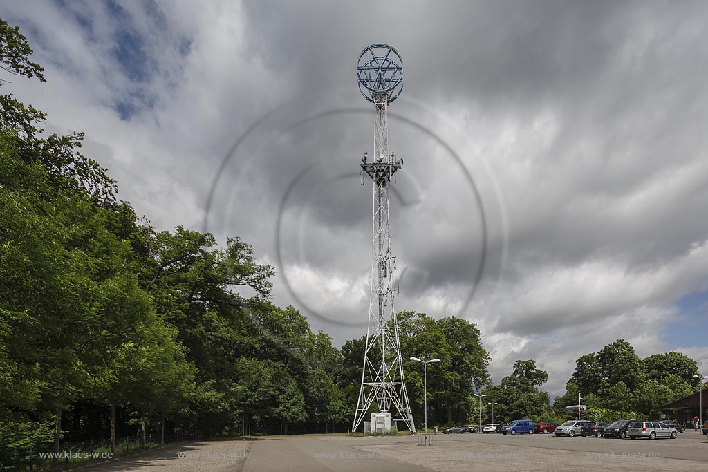 Remscheid Bliedinghausen, Mannesmann Turm, ueber einem dreieckigen Grundriss steigen drei sparsam dimensionierte Stahlrohre konkav. einge zogen nach oben auf, um sich in der Hoehe in die doppelte Kreisform des Markenzeichens "MW" auf den geringsten Abstand voneinander zu vereinigen. Regelmaessige Diagonal-Roehrenstreben fuellen diese Umrissgestalt ueber den Kreuzverbaenden des Sockelteils stabilisierend aus. Der Werbepylon ist am hoechsten Punkt 59 Meter hoch und wurde am 21.08.1961 in Betrieb genommen. Nach gegenwaertigem Kenntnisstand ist der Remscheider Turm das letzte nordrhein-westfaelische Beispiel seines Typs. Heute dient der Turm unter anderem als Sendemastanlage.Der an der Burger Strasse stehende "Mannesmann-Turm" wurde am 04.09.2002 in die Denkmalliste der Stadt Remscheid eingetragen; Remscheid Bliedinghausen, tower Mannesmann Turm.