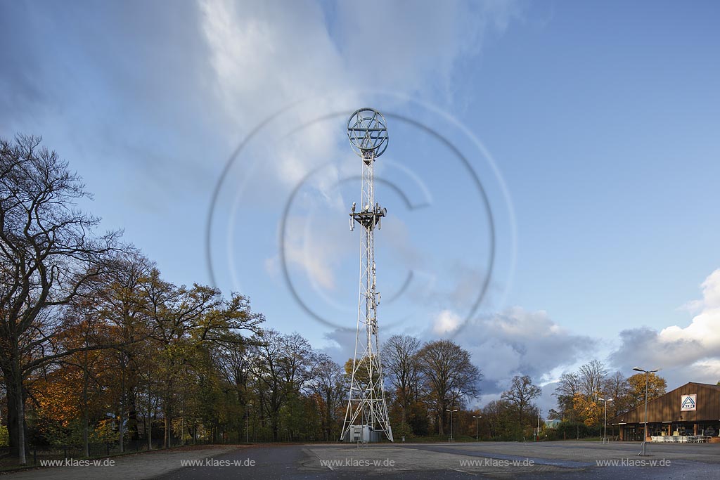 Remscheid Bliedinghausen, Mannesmann-Turm, ueber einem dreieckigen Grundriss steigen drei sparsam dimensionierte Stahlrohre konkav. einige zogen nach oben auf, um sich in der Hoehe in die doppelte Kreisform des Markenzeichens "MW" auf den geringsten Abstand voneinander zu vereinigen. Regelmaessige Diagonal-Roehrenstreben fuellen diese Umrissgestalt ueber den Kreuzverbaenden des Sockelteils stabilisierend aus. Der Werbepylon ist am hoechsten Punkt 59 Meter hoch und wurde am 21.08.1961 in Betrieb genommen. Nach gegenwaertigem Kenntnisstand ist der Remscheider Turm das letzte nordrhein-westfaelische Beispiel seines Typs. Heute dient der Turm unter anderem als Sendemastanlage.Der an der Burger Strasse stehende "Mannesmann-Turm" wurde am 04.09.2002 in die Denkmalliste der Stadt Remscheid eingetragen; Remscheid Bliedinghausen, tower Mannesmann-Turm.