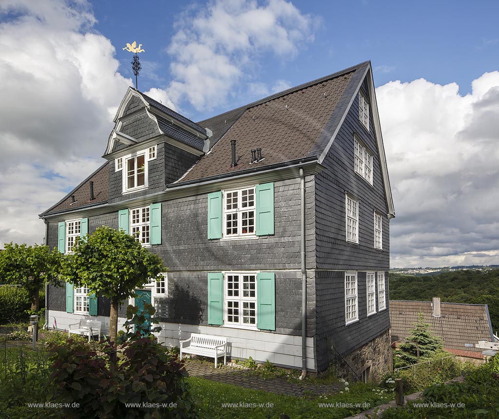 Remscheid Buechel, Haus Engelbert Luckhaus, Baujahr: 1765, mit Satteldach und Kreuzstockfenstern, markante Wetterfahne mit Posaunenenengel auf dem Zwechgiebel, geschweifter Knickgiebel; Remscheid Buechel, house Haus Engelbert Luckhaus, anno 1765.