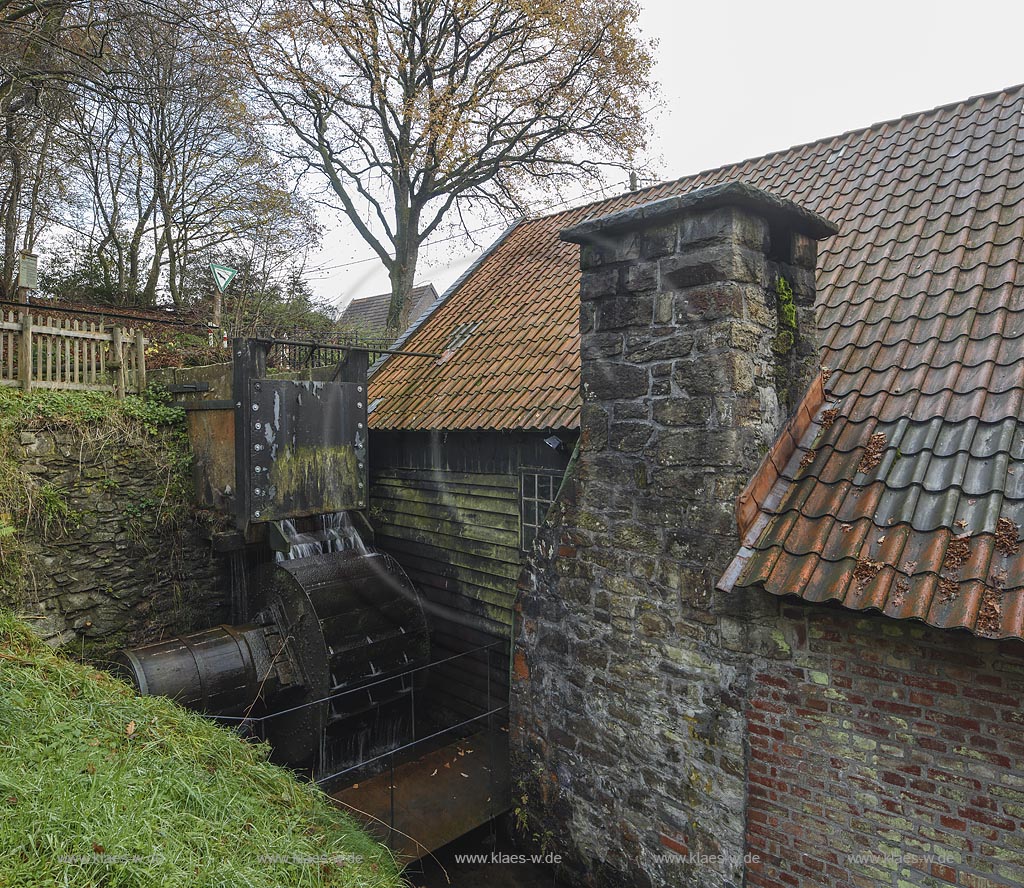 Remscheid Kratzberg, Wohnplatz Clemenshammer, Blick auf den Schmiede- und Schleifkotten  Steffenshammer mit Blick auf das oberschlaechtige Wasserrad; Remscheid Kratzberg, domicile Clemenshammer, view to the blacksmith's hammer Steffenshammer with view to the water wheel.