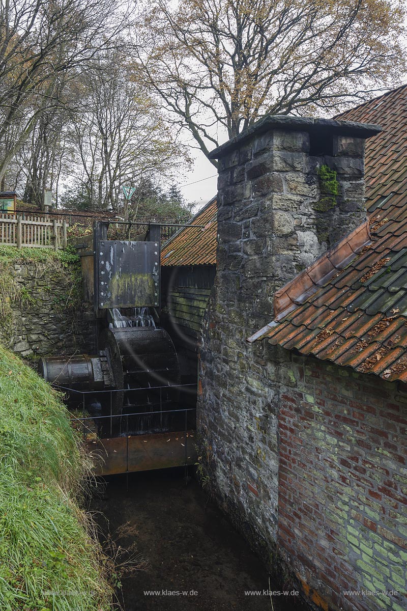 Remscheid Kratzberg, Wohnplatz Clemenshammer, Blick auf den Schmiede- und Schleifkotten  Steffenshammer mit Blick auf das oberschlaechtige Wasserrad; Remscheid Kratzberg, domicile Clemenshammer, view to the blacksmith's hammer Steffenshammer with view to the water wheel.