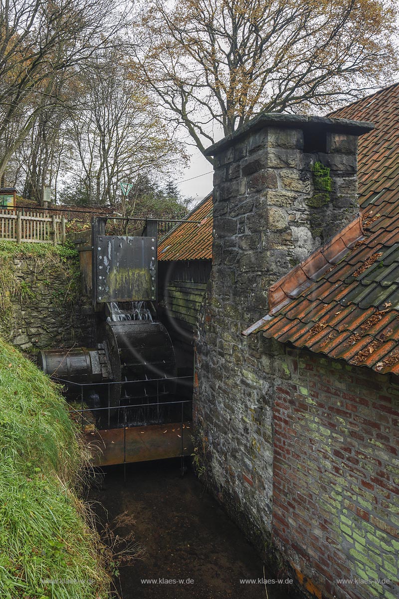 Remscheid Kratzberg, Wohnplatz Clemenshammer, Blick auf den Schmiede- und Schleifkotten  Steffenshammer mit Blick auf das oberschlaechtige Wasserrad; Remscheid Kratzberg, domicile Clemenshammer, view to the blacksmith's hammer Steffenshammer with view to the water wheel.