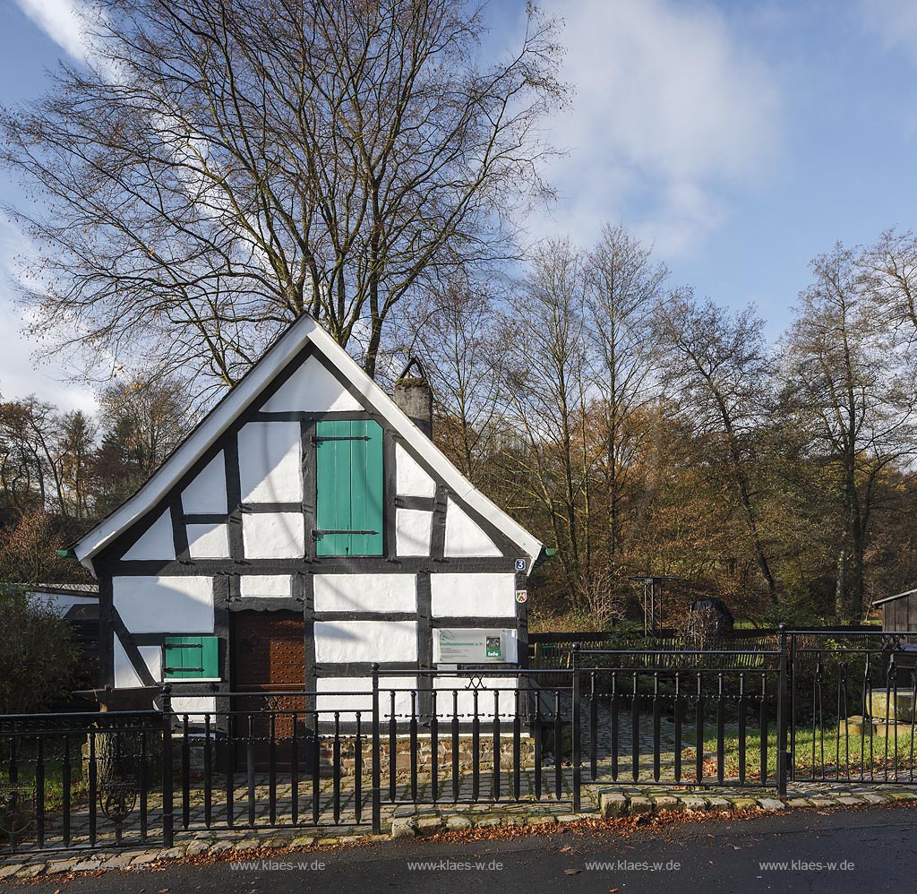 Remscheid Clemenshammer, Wohnplatz Clemenshammer, die "Kiepe" ein ehemaliges kleiens Fachwerkwohnhaus, welches zum Ensemble des Steffenshammers gehoert und heute als Ausstellungsgebaeude dient; Remscheid Clemenshammer, domicile Clemenshammer, a former frame house. 