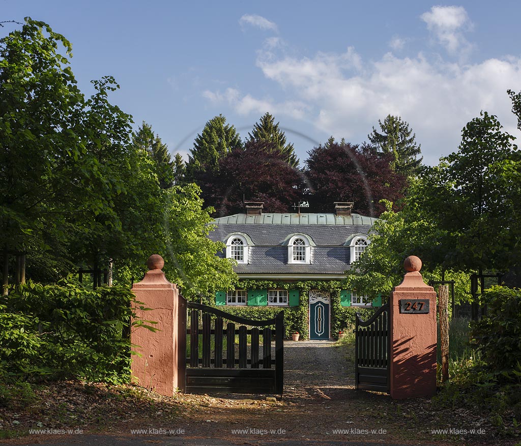 Remscheid Ehringhausen, Sommerhaus W. Hasenclever, Baujahr: 1913, es verfuegt ueber Rundbogensprossenfenster und liegt in einem grossen Park; Remscheid Ehringhausen, summer residence Sommerhaus W. Hasenclever.