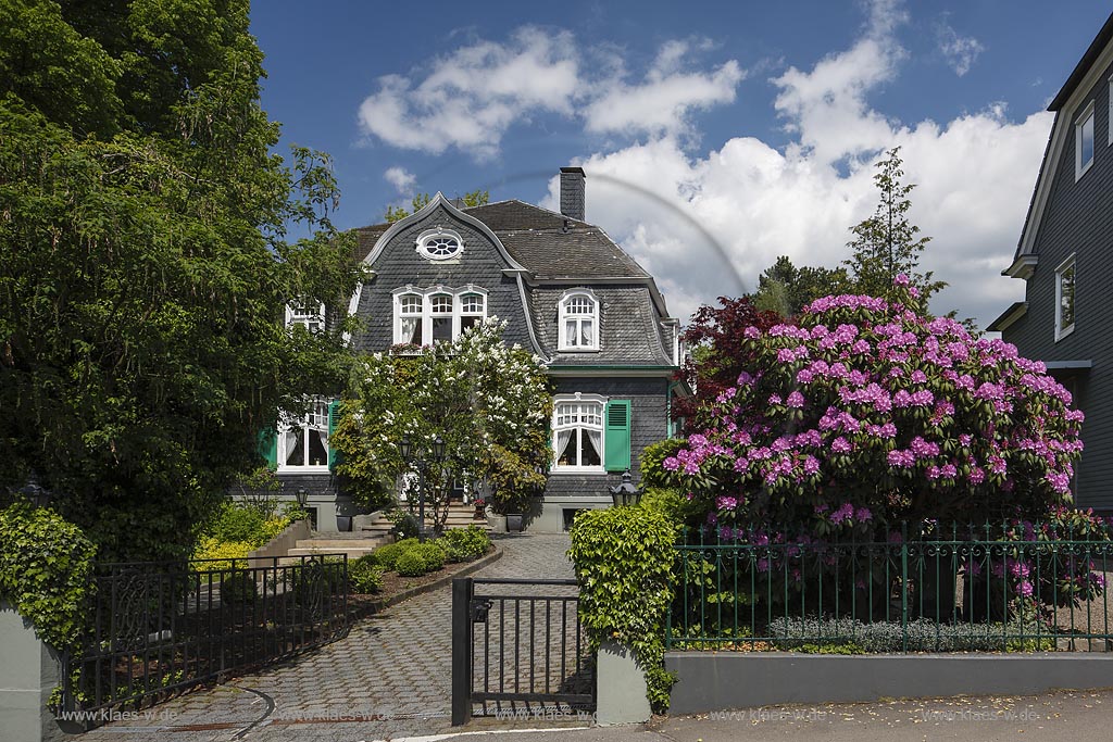 Remscheid Ehringhausen, Wohnhaus Diederichs, Baujahr 1914,  im Stil des Neorokoko mit Mansardwalmdach und Pyramidendach in Kombination; Remscheid, apartment house Wohnhaus Diederichs anno 1914.