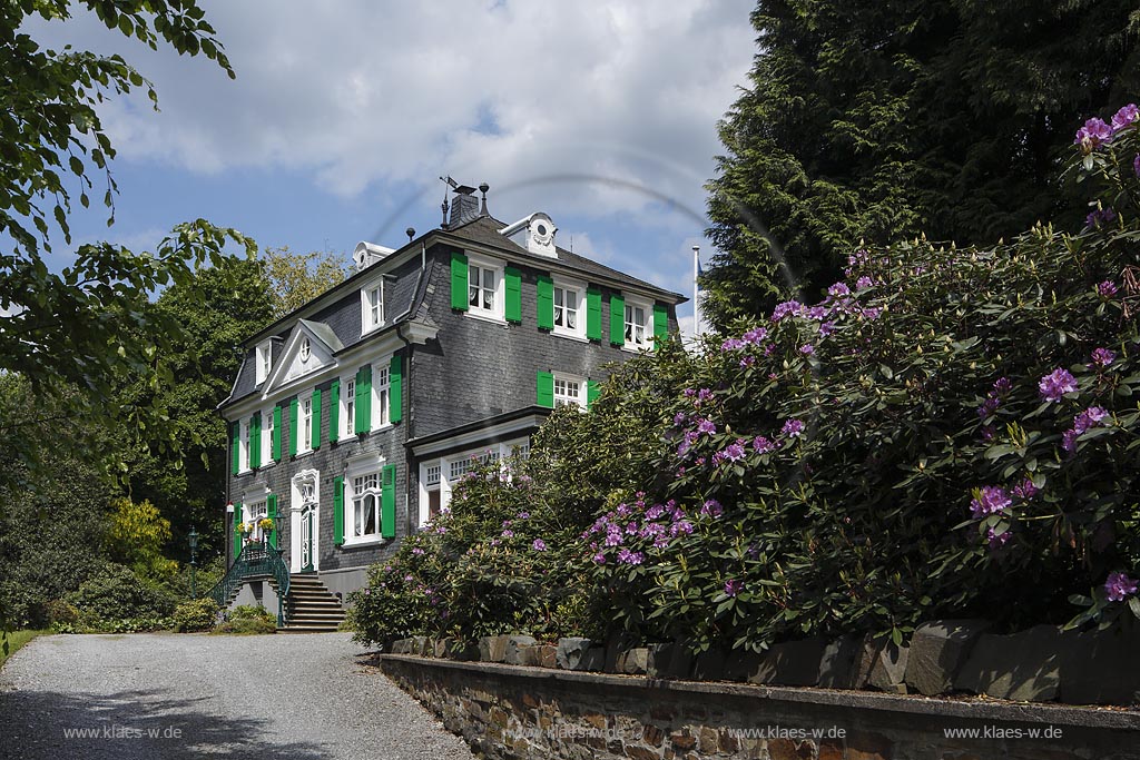 Remscheid Ehringhausen, Wohnhaus Hasenclever, Baujahr 1913, mit Dreiecksgiebel und Rundfenster, sowie florales Sprossenwerk und Laterne; Remscheid Ehringhausen, apartment house Wohnhaus Hasenclever, anno 1913.