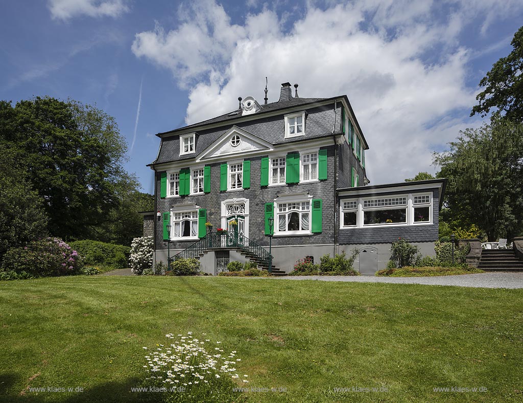 Remscheid Ehringhausen, wohnhaus hasenclever, Baujahr 1913, mit Dreiecksgiebel und Rundfenster, sowie florales Sprossenwerk und Laterne; Remscheid Ehringhausen, apartment house Wohnhaus Hasenclever, anno 1913.