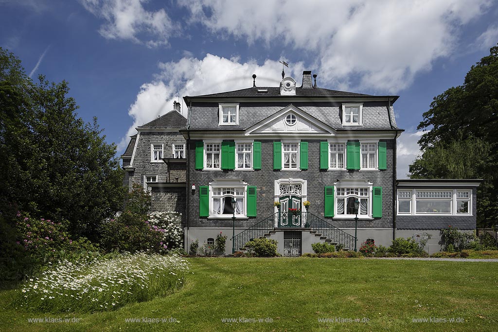 Remscheid Ehringhausen, wohnhaus hasenclever, Baujahr 1913, mit Dreiecksgiebel und Rundfenster, sowie florales Sprossenwerk und Laterne; Remscheid Ehringhausen, apartment house Wohnhaus Hasenclever, anno 1913.