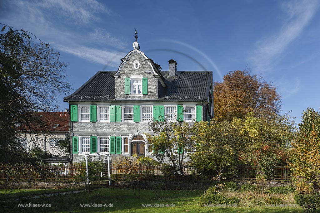 Remscheid Haddenbach-Rath, Patrizierhaus Haus Peter Fr. Muehlhoff, ein am Ende des 19. Jahrhunderts errichtetes Patrizierhaus mit Zwerchgiebel, der von einer Kugel und einem Posaune blasendem Putto bekroent ist; Remscheid Haddenbach-Rath, patrician house Haus Peter  Fr. Muehlhoff.