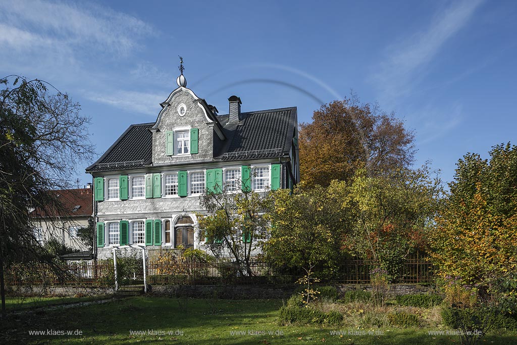 Remscheid Haddenbach-Rath, Patrizierhaus Haus Peter Fr. Muehlhoff, ein am Ende des 19. Jahrhunderts errichtetes Patrizierhaus mit Zwerchgiebel, der von einer Kugel und einem Posaune blasendem Putto bekroent ist; Remscheid Haddenbach-Rath, patrician house Haus Peter  Fr. Muehlhoff.