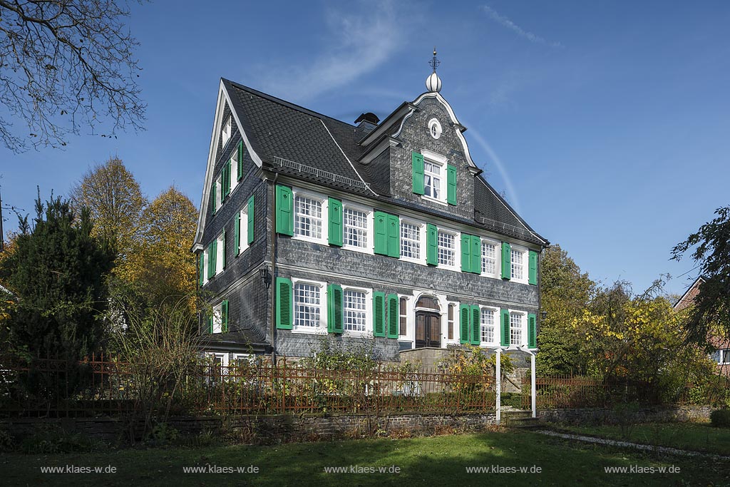 Remscheid Haddenbach-Rath, Patrizierhaus Haus Peter Fr. Muehlhoff, ein am Ende des 19. Jahrhunderts errichtetes Patrizierhaus mit Zwerchgiebel, der von einer Kugel und einem Posaune blasendem Putto bekroent ist; Remscheid Haddenbach-Rath, patrician house Haus Peter  Fr. Muehlhoff.