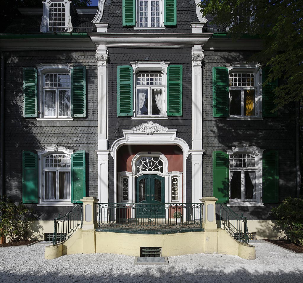 Remscheid Hasten, typisch Bergisches Schieferhaus schwarz weiss gruen mit Portal und Zwerchgiebel  im Bergischen Barock, Baujahr: 1908; Remscheid Hasten, typical house Bergisches Schieferhaus, anno 1908.