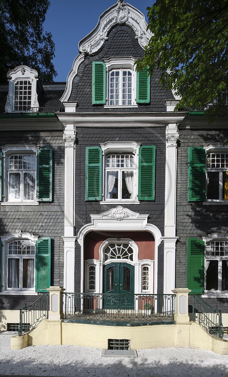 Remscheid Hasten, typisch Bergisches Schieferhaus schwarz weiss gruen mit Portal und Zwerchgiebel  im Bergischen Barock, Baujahr: 1908; Remscheid Hasten, typical house Bergisches Schieferhaus, anno 1908.