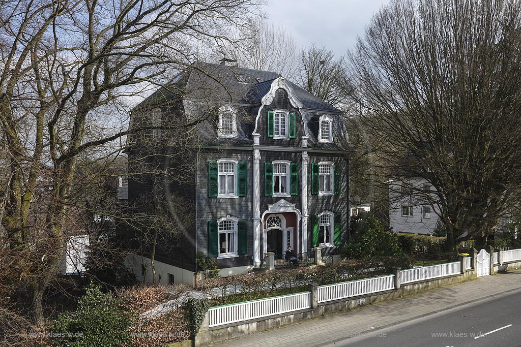 Remscheid Hasten, typisch Bergisches Schieferhaus schwarz weiss gruen mit Portal und Zwerchgiebel im Bergischen Barock, Baujahr: 1908; Remscheid Hasten, typical house Bergisches Schieferhaus, anno 1908.