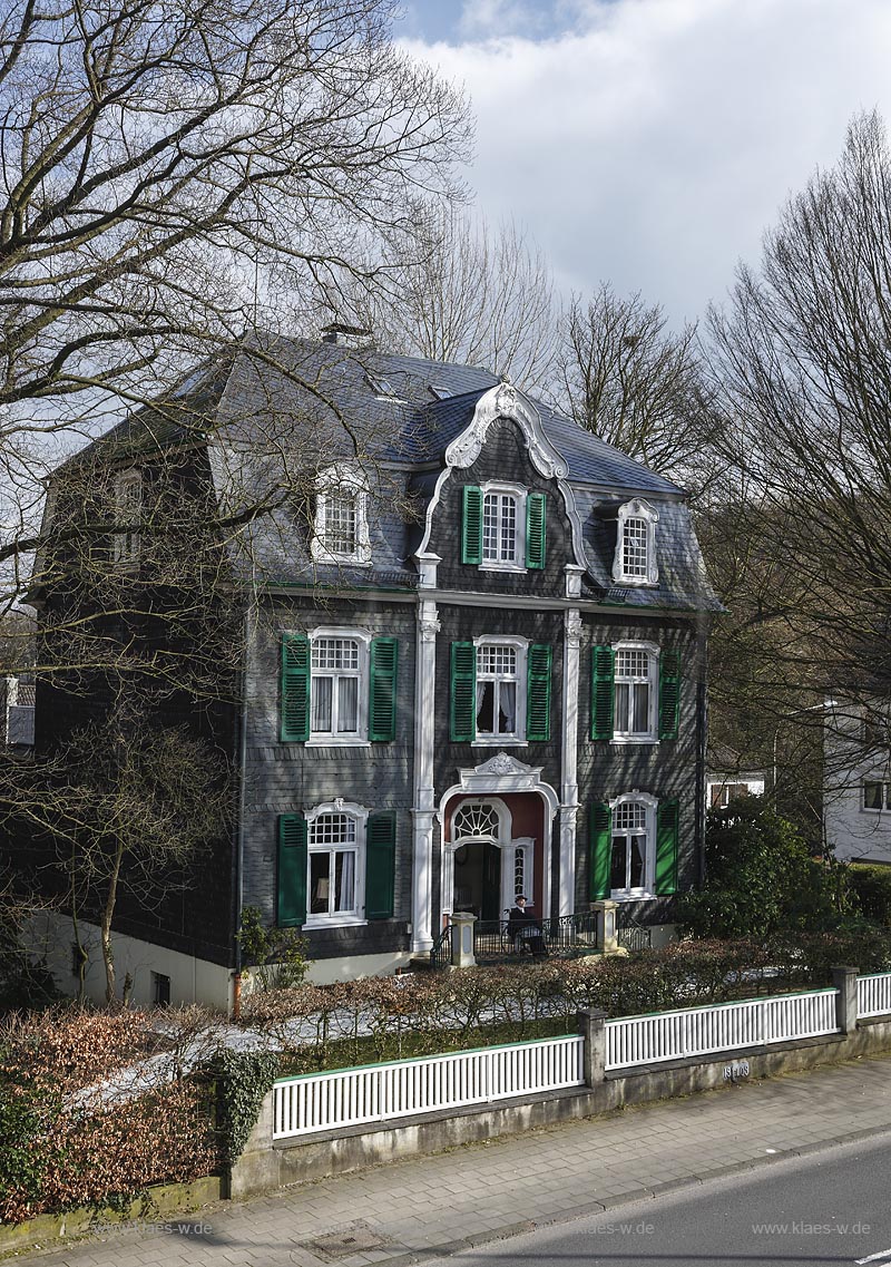 Remscheid Hasten, typisch Bergisches Schieferhaus schwarz weiss gruen mit Portal und Zwerchgiebel im Bergischen Barock, Baujahr: 1908; Remscheid Hasten, typical house Bergisches Schieferhaus, anno 1908.