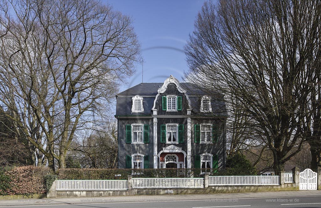 Remscheid Hasten, typisch Bergisches Schieferhaus schwarz weiss gruen mit Portal und Zwerchgiebel im Bergischen Barock, Baujahr: 1908; Remscheid Hasten, typical house Bergisches Schieferhaus, anno 1908.