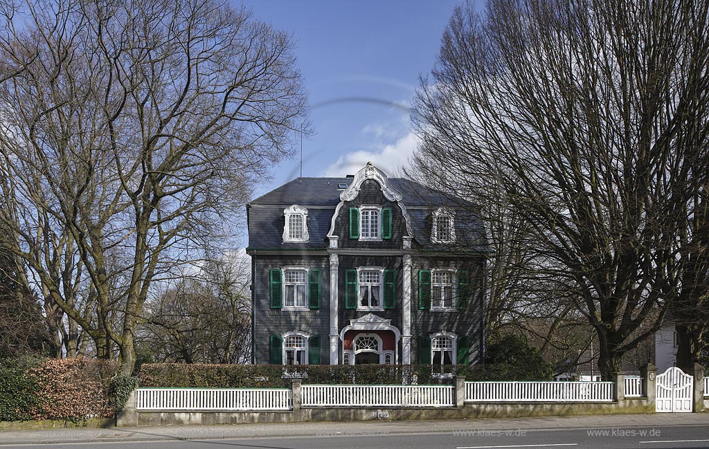 Remscheid Hasten, typisch Bergisches Schieferhaus schwarz weiss gruen mit Portal und Zwerchgiebel im Bergischen Barock, Baujahr: 1908; Remscheid Hasten, typical house Bergisches Schieferhaus, anno 1908.