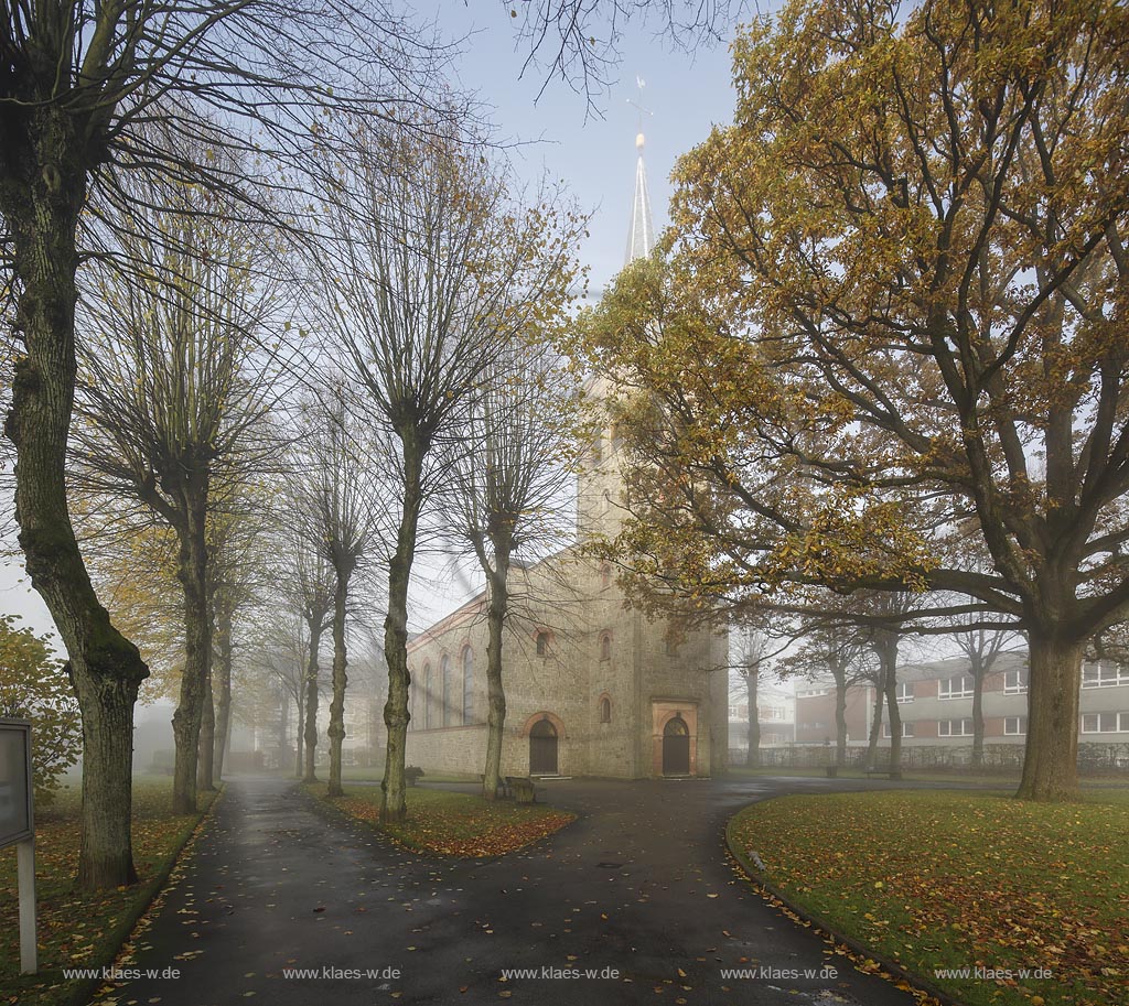 Remscheid Hasten, evangelische Pauluskirche im Nebel, sie wurde  im neoromanischen Stil erbaut nach Bauplaenen von Wegebaumeister Conradi  und 1853 als Filialkirche der Stadtkirche eingeweiht. Die Grundsteinlegung war am 28. April 1851 ; Remscheid Hasten, evanelic church Pauluskirche.