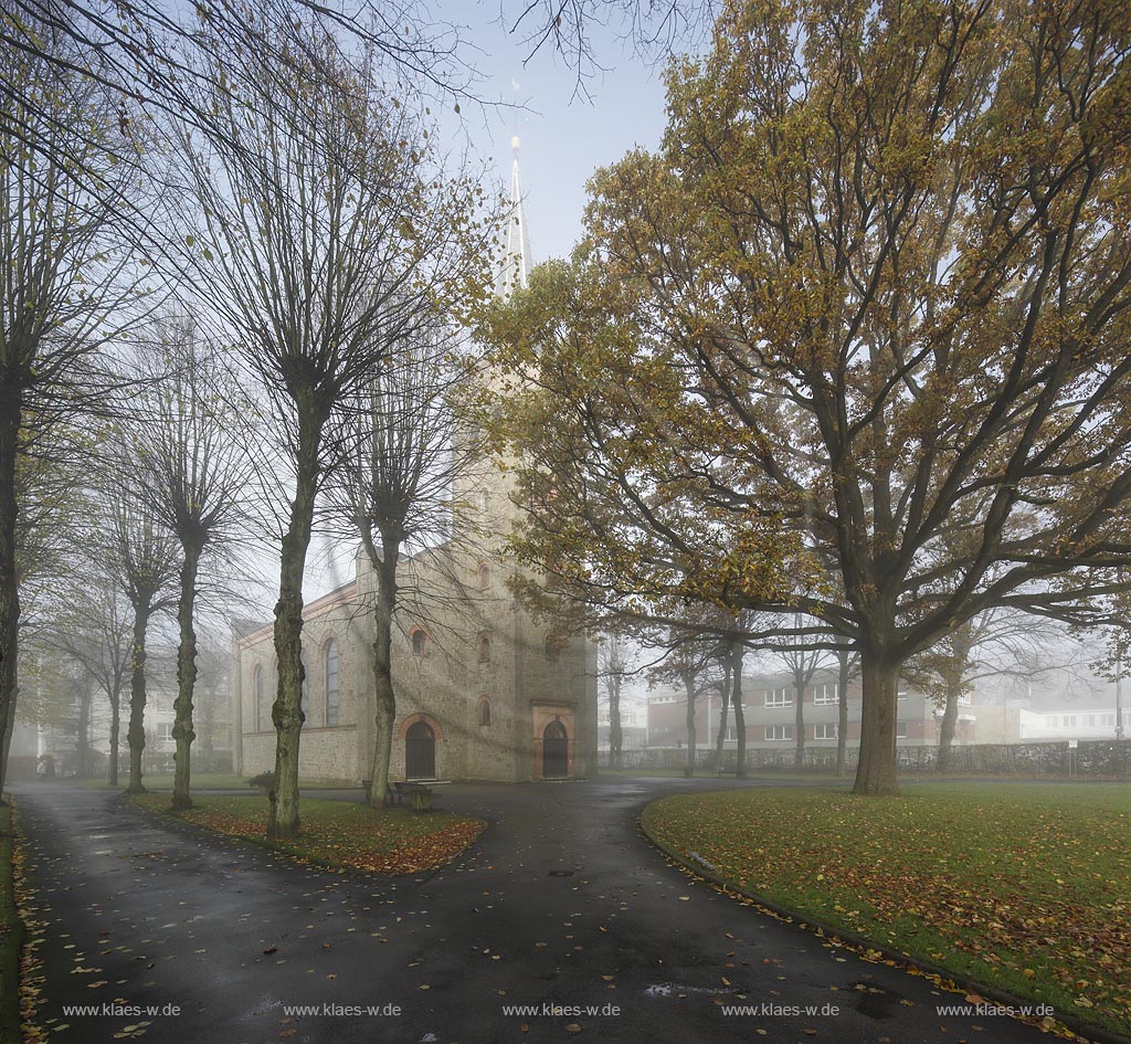 Remscheid Hasten, evangelische Pauluskirche im Nebel, sie wurde  im neoromanischen Stil erbaut nach Bauplaenen von Wegebaumeister Conradi  und 1853 als Filialkirche der Stadtkirche eingeweiht. Die Grundsteinlegung war am 28. April 1851 ; Remscheid Hasten, evanelic church Pauluskirche.