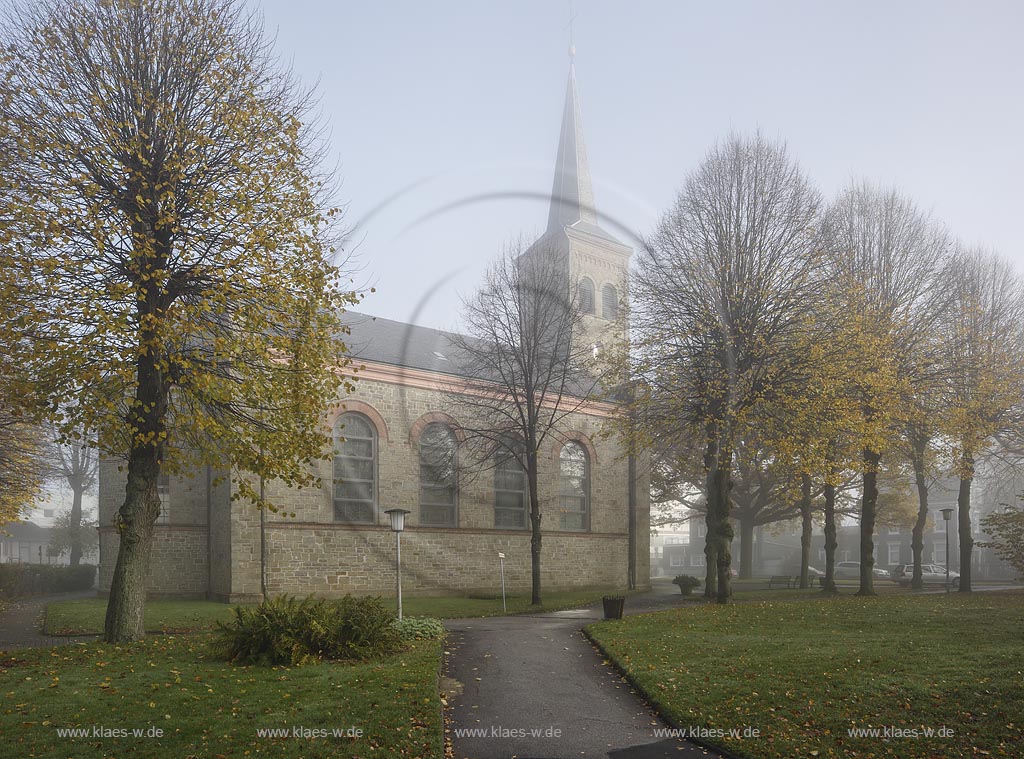 Remscheid Hasten, evangelische Pauluskirche im Nebel, sie wurde  im neoromanischen Stil erbaut nach Bauplaenen von Wegebaumeister Conradi  und 1853 als Filialkirche der Stadtkirche eingeweiht. Die Grundsteinlegung war am 28. April 1851 ; Remscheid Hasten, evanelic church Pauluskirche.