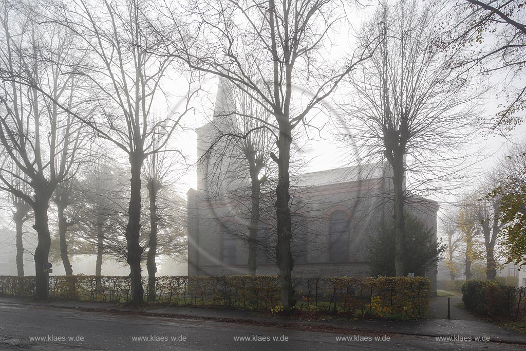 Remscheid Hasten, evangelische Pauluskirche im Nebel, sie wurde  im neoromanischen Stil erbaut nach Bauplaenen von Wegebaumeister Conradi  und 1853 als Filialkirche der Stadtkirche eingeweiht. Die Grundsteinlegung war am 28. April 1851 ; Remscheid Hasten, evanelic church Pauluskirche.