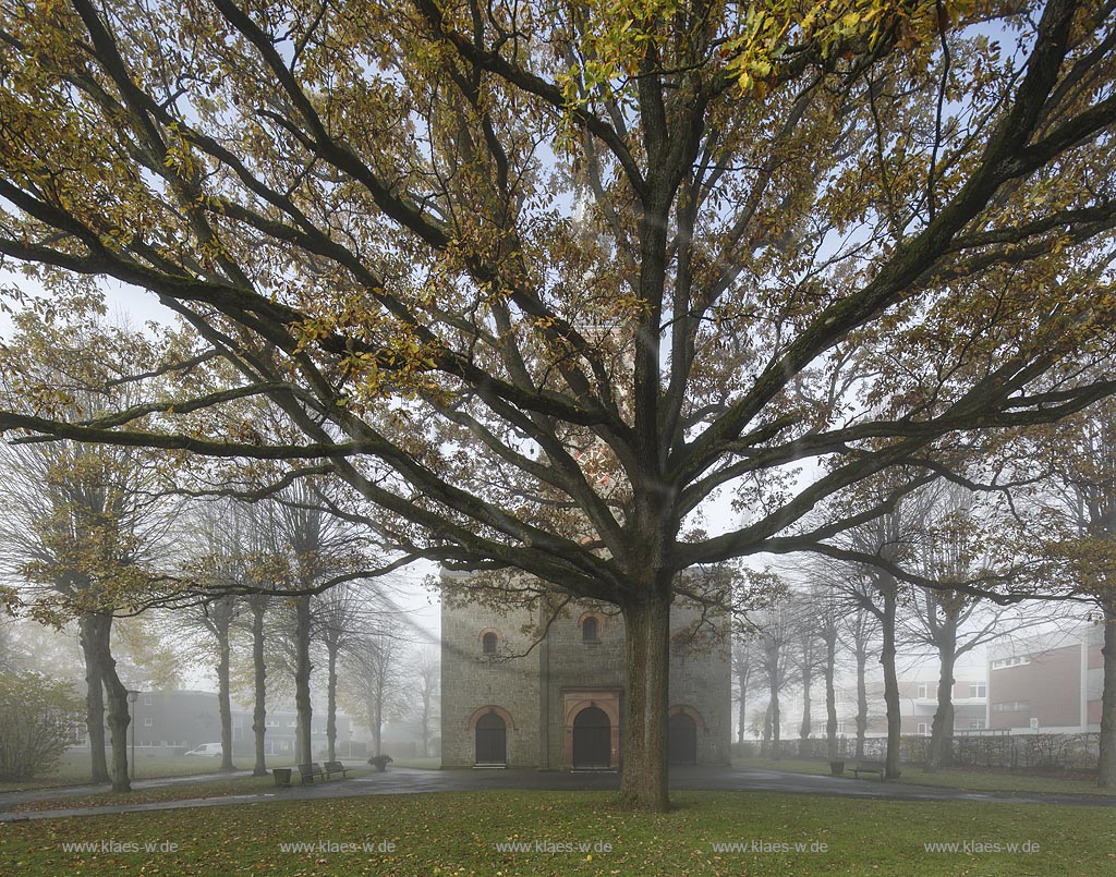 Remscheid Hasten, evangelische Pauluskirche im Nebel, sie wurde  im neoromanischen Stil erbaut nach Bauplaenen von Wegebaumeister Conradi  und 1853 als Filialkirche der Stadtkirche eingeweiht. Die Grundsteinlegung war am 28. April 1851 ; Remscheid Hasten, evanelic church Pauluskirche.