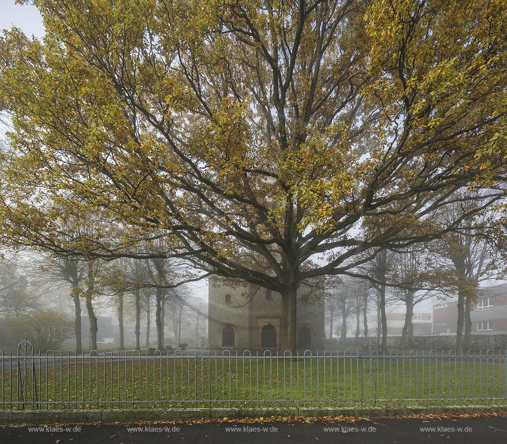 Remscheid Hasten, evangelische Pauluskirche im Nebel, sie wurde  im neoromanischen Stil erbaut nach Bauplaenen von Wegebaumeister Conradi  und 1853 als Filialkirche der Stadtkirche eingeweiht. Die Grundsteinlegung war am 28. April 1851 ; Remscheid Hasten, evanelic church Pauluskirche.