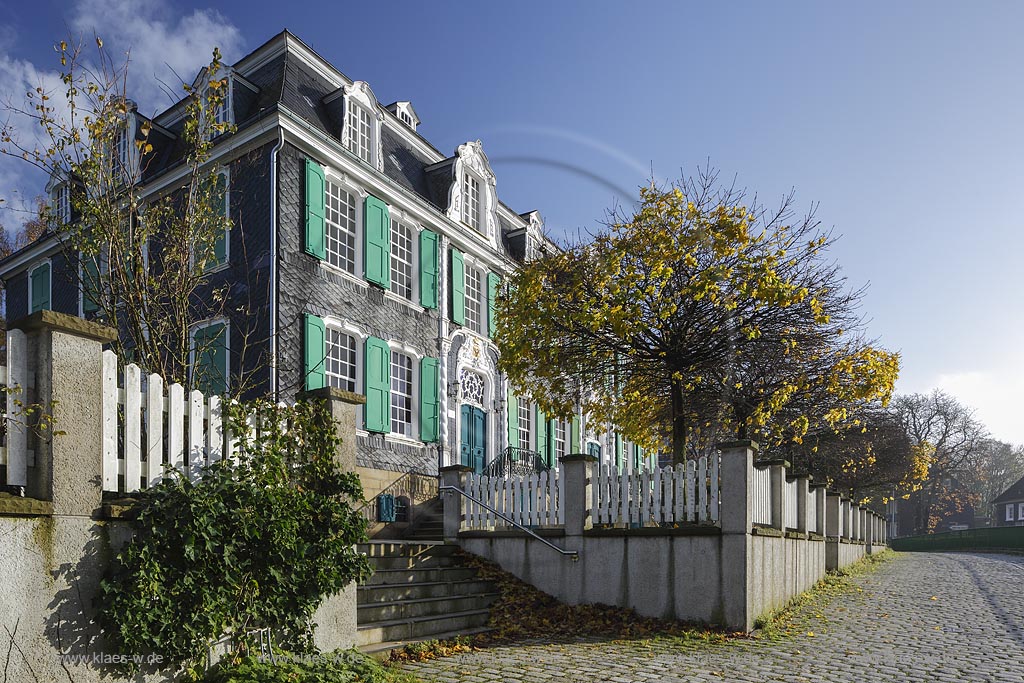 Remscheid Hasten, Historisches Zentrum Haus Cleff, verschieferte Fassade des Patrizierhauses aus dem Rokoko mit verziertem Portal in weiss und Schlaglaeden gruen, seitliche Ansicht; Remscheid Hasten, front of patrician house Haus Cleff from rokoko area